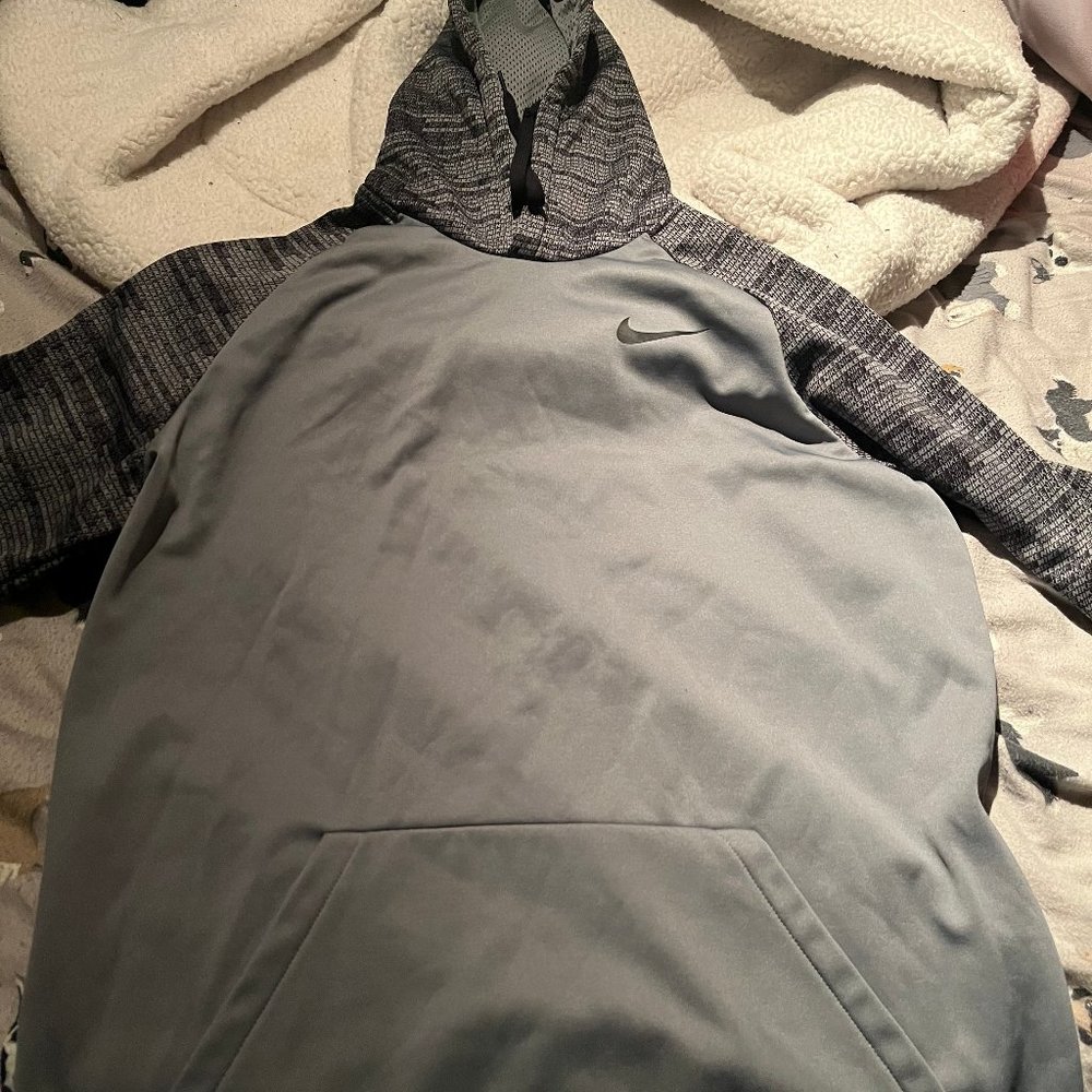 nike hoodie size 3xl i have three of them gray